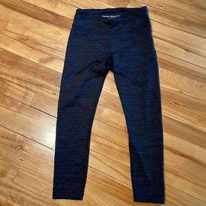 Outdoor Voices black gray broken line pattern 3/4 leggings. Small.